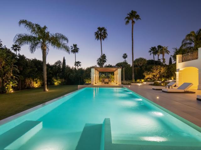 Casa en venta en Marbella, Las Brisas. Espectacular villa contemporánea con vistas panorámicas, zona privada de bienestar y una excepcional experiencia de lujo distribui. Casas.