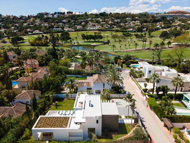 Casa en venta en Marbella, Las Brisas. Moderna villa de lujo con piscina privada e instalaciones de ocio, situada en el corazón de Las Brisas, Nueva Andalucía. Casas.