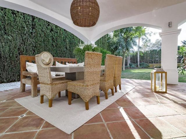 Casa en venta en Marbella, Las Brisas. Una excelente oportunidad para adquirir una magnífica casa familiar en Nueva Andalucía. PLANOS DISPONIBLES! Aquí tiene una encanta. Casas.
