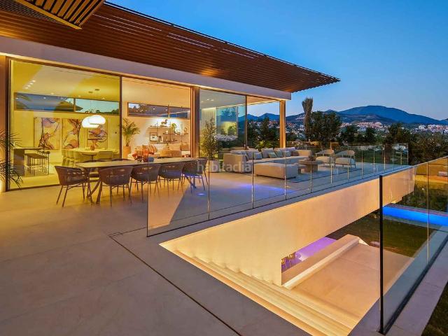 Casa en venta en Marbella, Las Brisas. Villa con vistas panorámicas en Nueva Andalucía en venta. Casas.