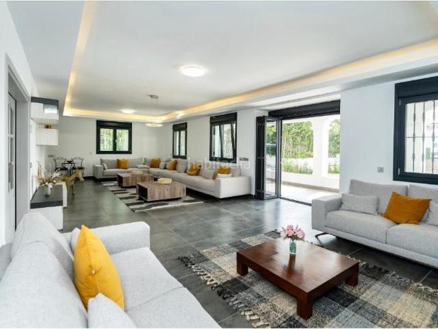Casa en venta en Marbella, Las Brisas. Villa contemporánea de lujo con amplios espacios, elegantes zonas de ocio y acabados de alta calidad. Casas.