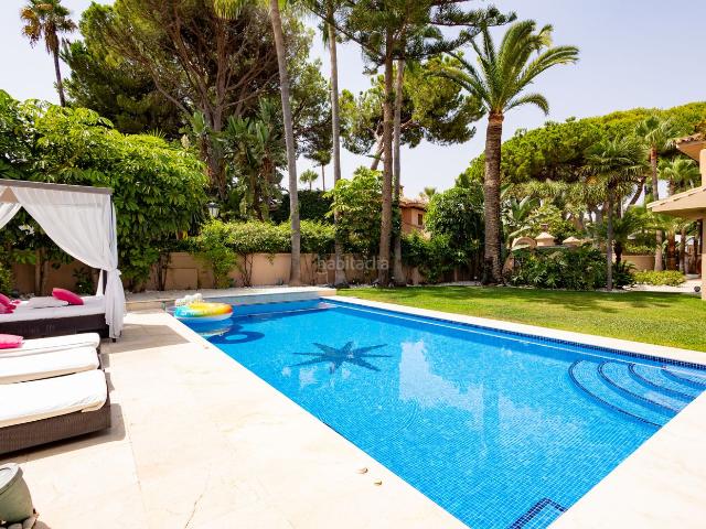 Casa en venta en Marbella, Los Monteros. Exclusiva villa de estilo andaluz en Los Monteros, a pasos de la playa. Casas.