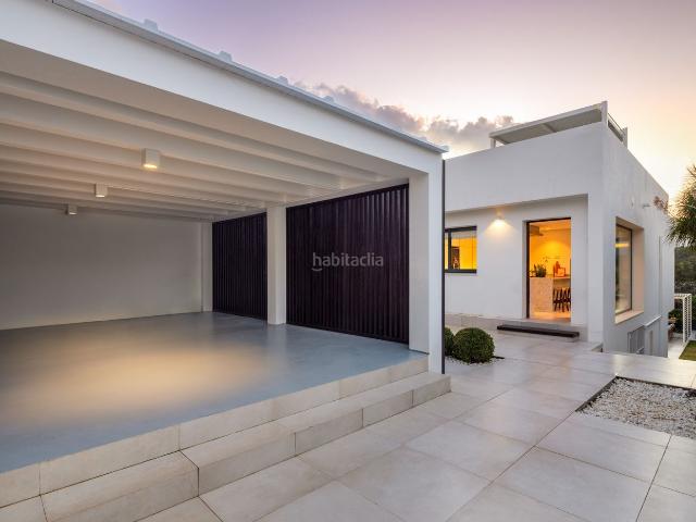 Casa en venta en Marbella, Los Naranjos. Villa de lujo de nueva construcción en Nueva Andalucía, Marbella. Casas.