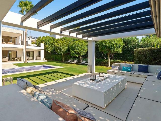 Casa en venta en Marbella, Los Naranjos. Villa en Nueva Andalucía, con piscina privada, solárium y zona wellness en venta. Casas.
