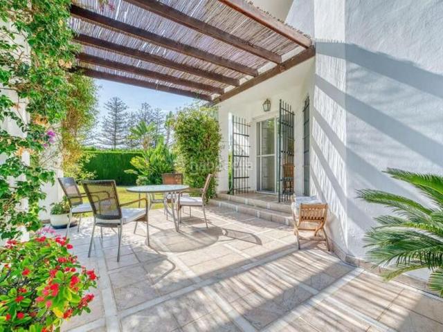 Casa en venta en Marbella, Los Naranjos. Villa en primera línea de golf en Nueva Andalucía con privacidad y vistas excepcionales. Casas.
