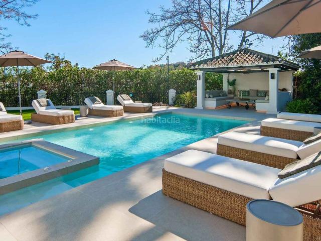 Casa en venta en Marbella, Los Naranjos. Villa en primera línea de golf en Los Naranjos Golf Club, Nueva Andalucía, en venta. Casas.