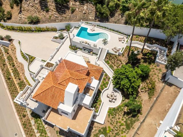 Casa en venta en Marbella, Los Naranjos. Villa mediterránea orientada al sur con vistas panorámicas al mar, piscina infinita y amplias terrazas, situada en el prestigioso. Casas.