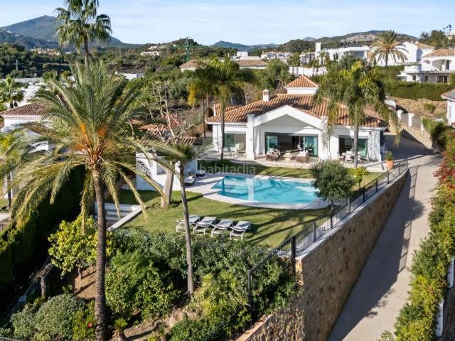 Casa en venta en Marbella, Los Naranjos. Encantadora villa en Nueva Andalucía con 4 dormitorios, piscina privada, jardín maduro, cenador exterior y vistas al mar. Casas.