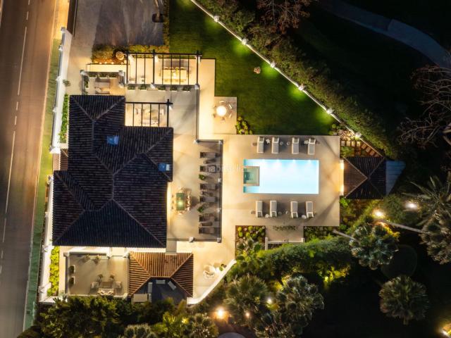 Casa en venta en Marbella, Los Naranjos. Excepcional villa en primera línea de golf con alojamiento para invitados, exclusivas zonas wellness y elegantes espacios de vida. Casas.