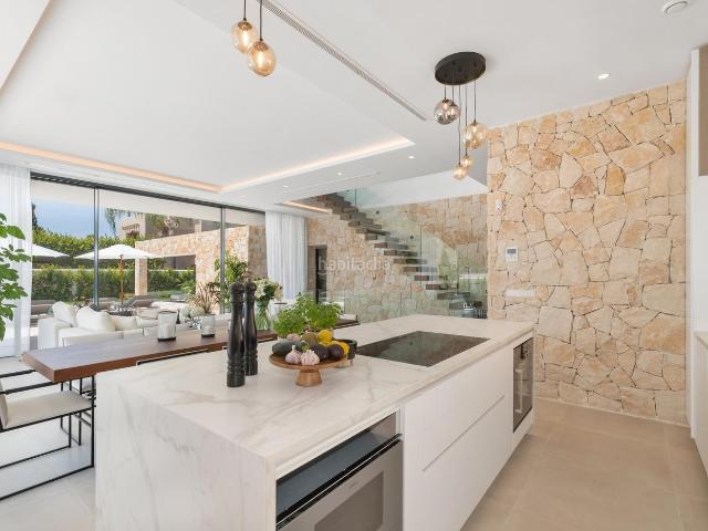 Casa en venta en Marbella, Puente Romano. Elegancia Dorada Lujosa Villa en la Milla de Oro de Marbella. Casas.