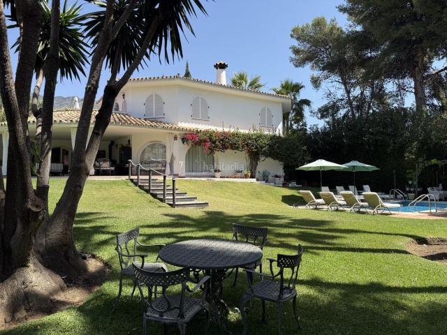 Casa en venta en Marbella, Puente Romano. Elegante villa andaluza en una parcela privilegiada en Rocío de Nagüeles, Marbella. Casas.