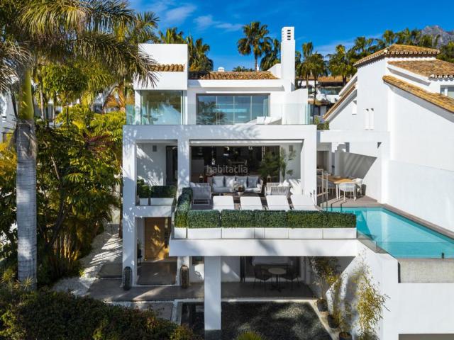 Casa en venta en Marbella, Puente Romano. Villa adosada de ultralujo con vistas al mar, piscina privada, spa, cine y una ubicación privilegiada en Puente Romano. Casas.