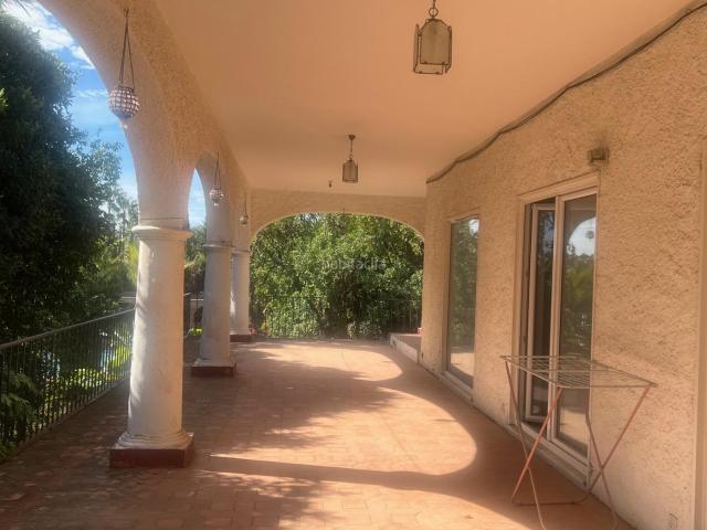 Casa en venta en Marbella, Playa Bajadilla Puertos. Proyecto de renovación. Casas.