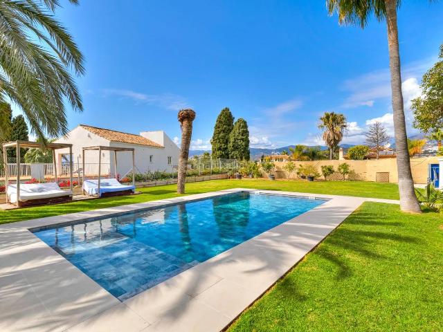 Casa en venta en Marbella, San Pedro de Alcántara Pueblo. Impresionante Villa Independiente de 5 Dormitorios en San Pedro de Alcántara, Marbella. Casas.