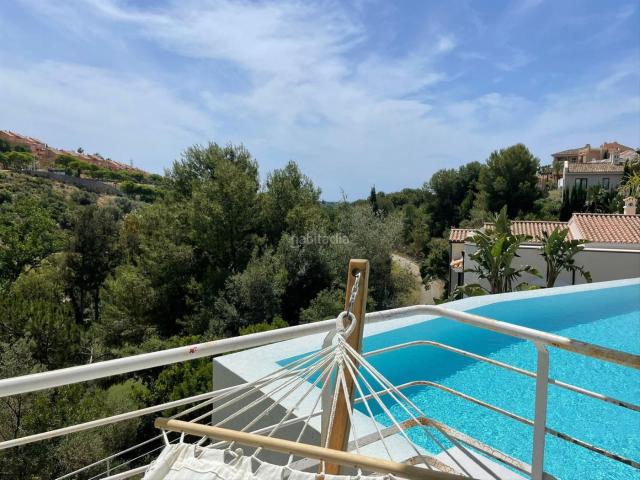 Casa en venta en Marbella, Santa María. Una propiedad única ubicada en la primera línea de golf del campo de golf de Santa María con impresionantes vistas al mar. Esta gr. Casas.