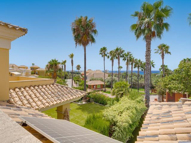 Casa en venta en Marbella, Santa Clara. Hermosa villa de cuatro habitaciones orientada al sur situada dentro de la exclusiva comunidad cerrada de Santa Clara Golf, Marbel. Casas.