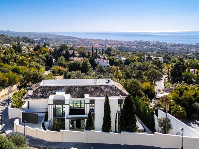 Casa en venta en Marbella, Sierra Blanca. Impresionante villa de seis dormitorios situada en la exclusiva comunidad cerrada de Cascada de Camoján, Marbella Milla de Oro. Casas.