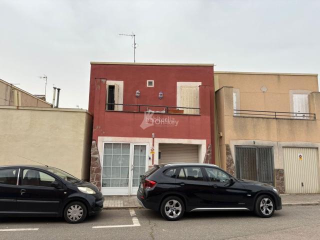 Casa en venta en Marchamalo. Vivienda familiar con patio, cuatro dormitorios y múltiples posibilidades en una excelente zona bien comunicada en Marchamalo, Gua. Casas.