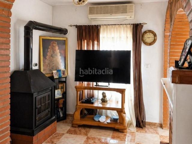 Casa en venta en Martos. Vivienda unifamiliar en Martos con patio, terraza y sótano. Casas.