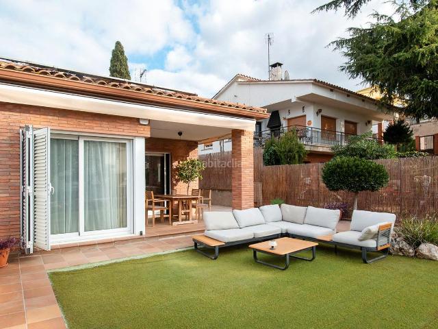 Casa en venta en Martorelles. Casa en venta en Martorelles con 3 habitaciones, garaje y jardín, Barcelona. Casas.