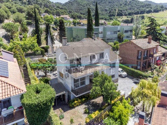 Casa en venta en Martorelles. Encantadora casa con vistas a la montaña y gran jardín en Martorelles. Casas.