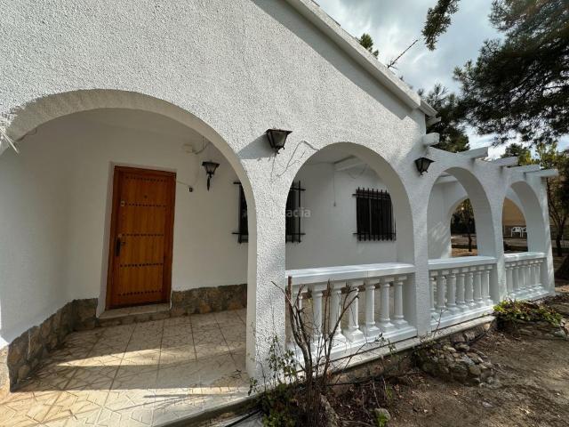 Casa en venta en Marugán. Se vende casa de 110m con 3 habitaciones y 2 baños. Calefacción y garaje cerrado. Cocina amueblada. Barbacoa y cocina en el jardín. Casas.