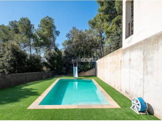 Casa en venta en Matadepera. Casa contemporánea con privacidad, vistas, bosque privado y orientación sur. Casas.
