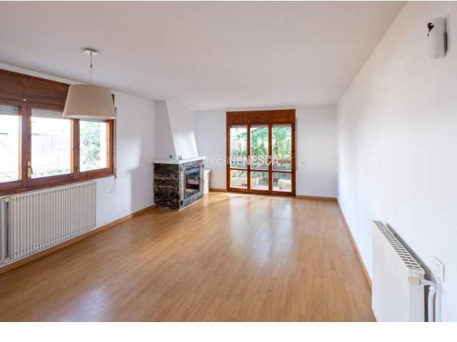 Casa en venta en Matadepera. Casa en venta situada en la plaza del Montcau, con jardín y muchas posibilidades. Casas.