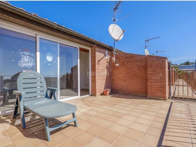 Casa en venta en Matadepera. Exclusiva casa esquinera con ascensor, piscina comunitaria y garaje para 3 coches. Casas.