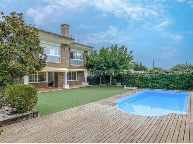 Casa en venta en Matadepera. Exclusiva vivienda en la prestigiosa zona del Golf centro de Matadepera. Casas.