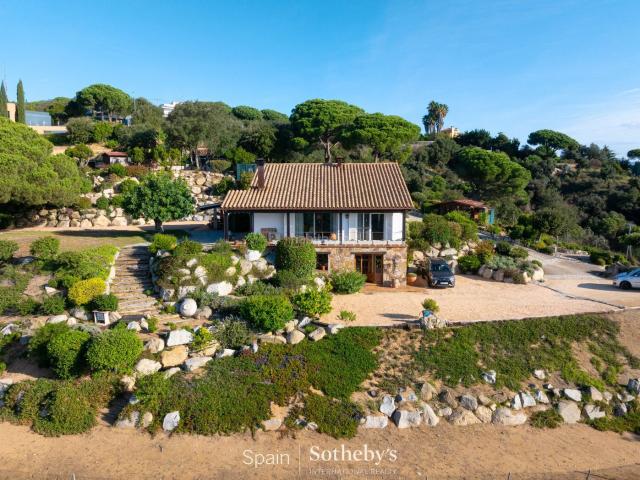 Casa en venta en Mataró, Urbanitzacions. Casa de vacaciones con 3 casas unifamiliares. Increíble vista al mar y a las montañas. Casas.