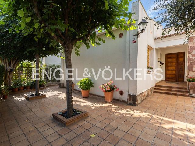Casa en venta en Mataró, Centre. Bonita y luminosa casa en zona residencial de Mataró. Casas.