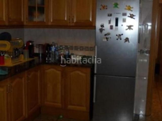 Casa en venta en Mataró, Eixample. Casa de 335 m² con local comercial y gran terraza. Ideal para vivir o invertir. Casas.