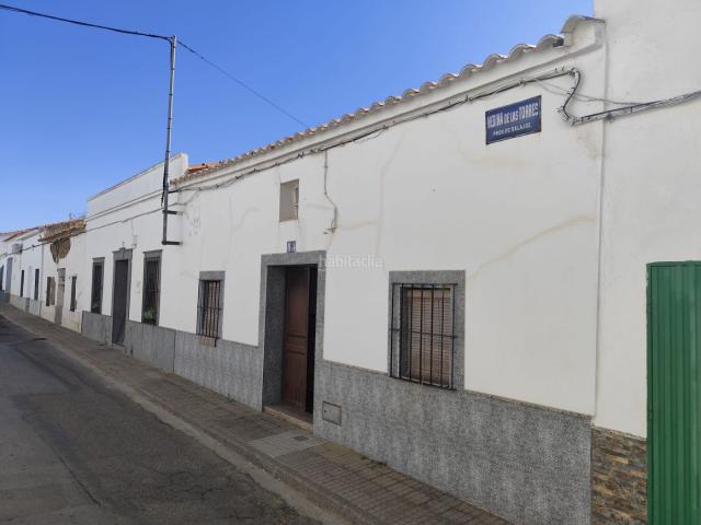 Casa en venta en Medina de las Torres. CASA 4 DORMITORIOS, SALON, COCINA AMUEBLADA, BAÑO, DESPENSA, DOBLADO CON TEJADO NUEVO, GRAN PATIO, CON DEPENDENCIAS DE LAVADERO. Casas Medina de las.