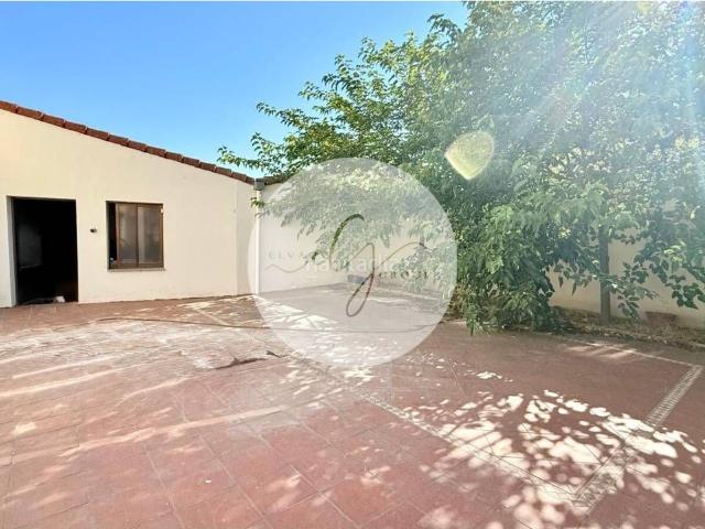 Casa en venta en Medina del Campo. Casa amplia con patio, terraza, garaje para 3 coches y grandes posibilidades Vivienda de 4 dormitorios y 3 baños, con a. Casas Medina del.
