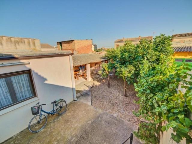 Casa en venta en Mélida. Casa con jardín. Casas.