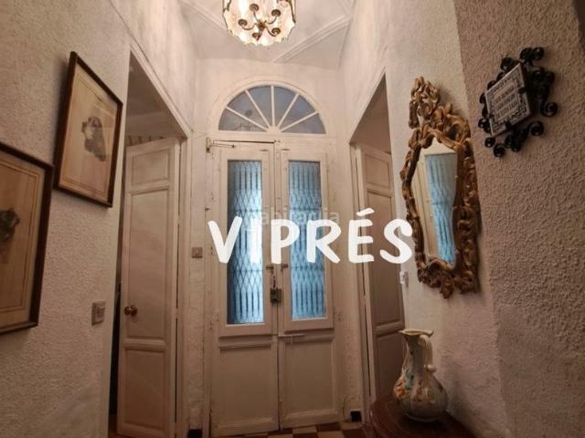 Casa en venta en Mérida, Centro. Se vende una estupenda casa de fachada completa y dos plantas de viviendas de 100m2 cada una y una tercera planta de terraza y tra. Casas.