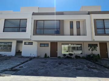 Casa en Venta en Metepec Paseo Jurica con Recamara en Planta Baja