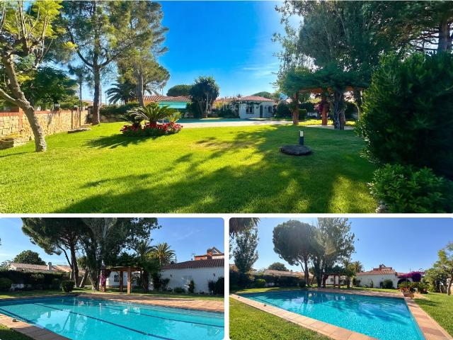 Casa en venta en Miami Platja, Centre Costa Dorada. Exclusiva finca multifamiliar con piscina, 3 viviendas independientes y 1.500 m² de parcela a 400 m del mar en Miami Platja. Casas Miami.
