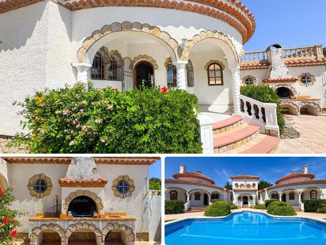 Casa en venta en Miami Platja, Centre Costa Dorada. Espectacular complejo de 3 viviendas independientes con piscina a un paso de la playa en Miami Platja. Casas Miami.