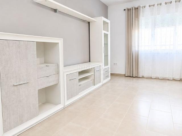 Casa en venta en Miajadas. OPORTUNIDAD DUPLEX CON REFORMAS ACTUALES, PATIO DE UNOS 130 M2 CON PARTE TECHADA DE 100 M2, COCHERA CON PUERTA AUTOMATICA, COMUN. Casas.