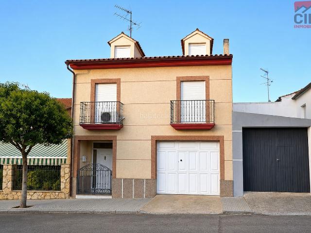 Casa en venta en Miajadas. UNIFAMILIAR DE TRES PLANTAS, CERCA DEL CENTRO DE SALUD, ESTACIÓN DE AUTOBUSES, BUHARDILLA PREPARADA EN MIAJADAS CÁCERES. Casas.