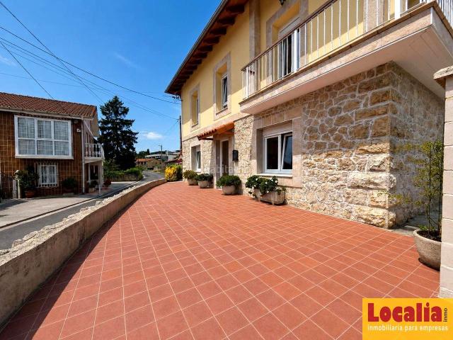Casa en venta en Miengo, Cudón. Casa familiar reformada con jardín en Miengo. Casas.