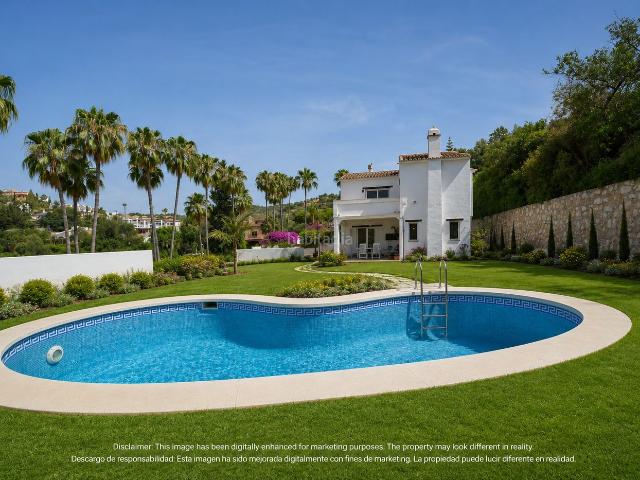 Casa en venta en Mijas, Calahonda. Encantadora villa con enorme potencial en una ubicación privilegiada de Calahonda. Casas.