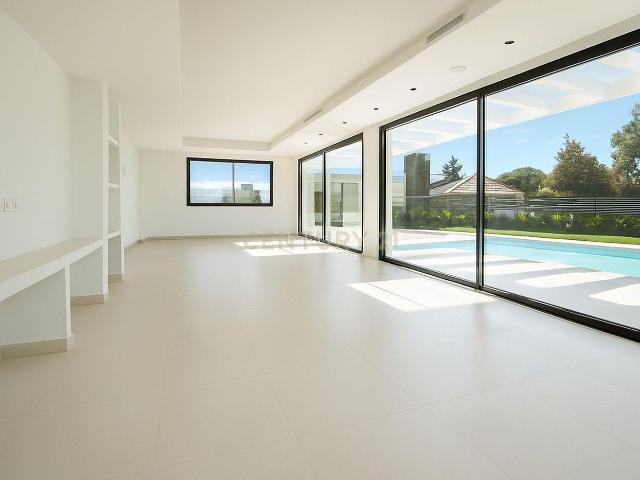 Casa en venta en Mijas, El Faro de Calaburra Chaparral. Exclusiva villa moderna de lujo con piscina climatizada y tecnología domótica en El Chaparral, Mijas Costa. Casas.