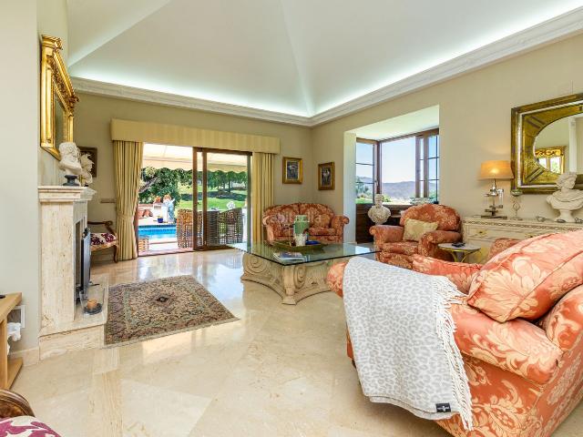 Casa en venta en Mijas, La Cala Golf Lagar Martell. Villa de lujo en parcela esquinera, justo al lado del fairway del campo de golf en La Cala Golf Resort. Casas.