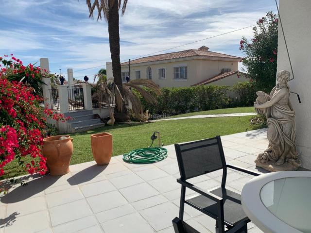 Casa en venta en Mijas, La Cala Mijas. Encantadora villa junto al mar. Casas.
