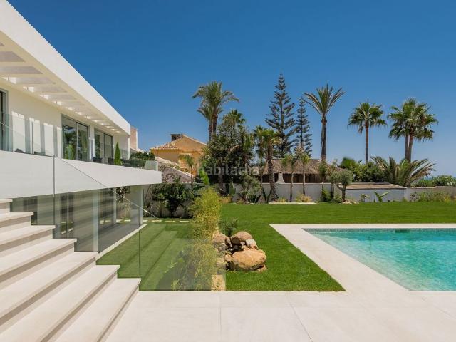 Casa en venta en Mijas, La Cala Mijas. Exclusiva villa de lujo en primera línea de playa con vistas panorámicas al mar, piscina privada y un elegante estilo de vida medi. Casas.