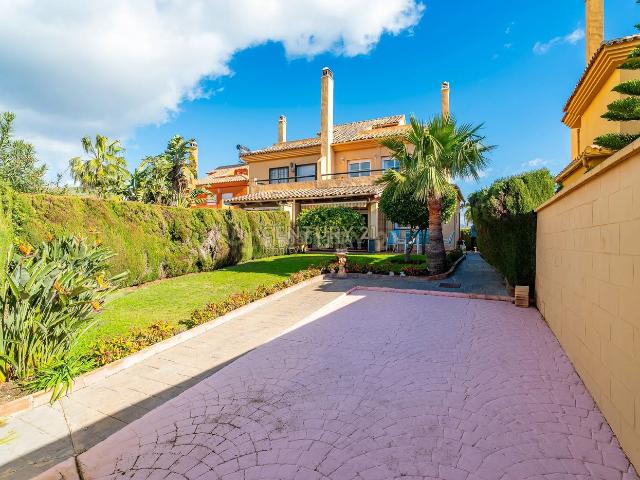 Casa en venta en Mijas, Riviera del Sol. Impresionante casa pareada en Mijas, Málaga con vistas al mar. Casas.