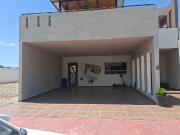 Casa en Venta en Misiones 6, 3 Recámaras c/u con baño, Estudio